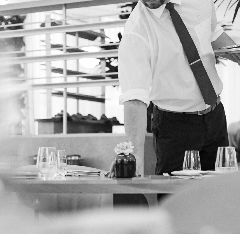 DOC604's tweet photo. I'm back @FairmontPacific #LobbyLounge tonight 530 - 10. Join me for #newgrooves and #finedining in the heart of #CoalHarbour. #playinglive for @SiegelEnt and #Fairmonthotels #PacificRim. #SiegelEntertainment #musicianlife. https://t.co/D0PG1PUPht