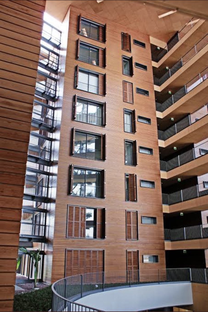 Sitenin dört bir etrafı ahşap olarak yapılmış,süslenmiş,makyajlanmış artık adına ne denirse. #yangın yayılması normal ama anormal olan sistemin neden devreye giremediği bu kadar şatafatlı bi sitede?Depremde yıkılan lüks binalardan sonra buna da şaşmamak lazım  #gecmisolsunizmir