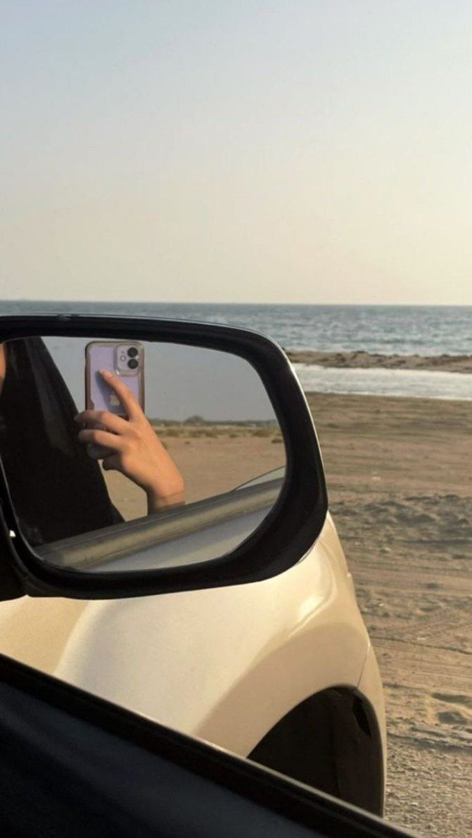 ظَل غَريـب،
لا نبَــع
لا شَــط
لا مصـب
لا شمَــس
لا عَيــن
لا حُــب
لا غَضـب
لا حِلــم
لا شـوف
لا هَمْ ، لا سَبب
لآ ورد يَذبل عليك ، 
لآ ذنَب يزحف بِديـك
وَ لاندم فاَيـض عَلى ضِـفافه النحَيب
ظَل غريب ...

#ظَل_غَـريـٻ 

#دمـوع_الخجـل