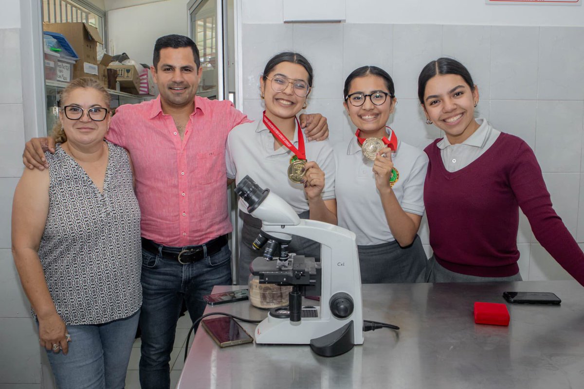 CarlosEscobarMz's tweet photo. ¡Un orgullo poder ayudar a Génesis, Samantha y Nathalia en su sueño de representar a América Latina en la #FeriaDeCiencias en #Rumania! Con una donación de 20 mil pesos para sus boletos de avión, espero contribuir a su éxito. ¡Vamos por más éxitos para #Mazatlán! ¿Quien se suma? https://t.co/CqROfzrWCh