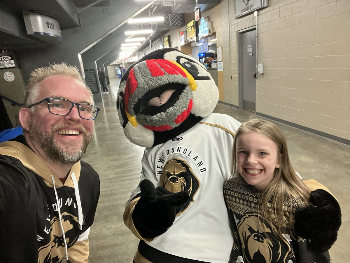 AtH0LM's tweet photo. Let’s do this! We’re ready to cheer! - Daddy and daughter date! #StandOnGuard @nlgrowlers #standproud https://t.co/qyC3GDMENu