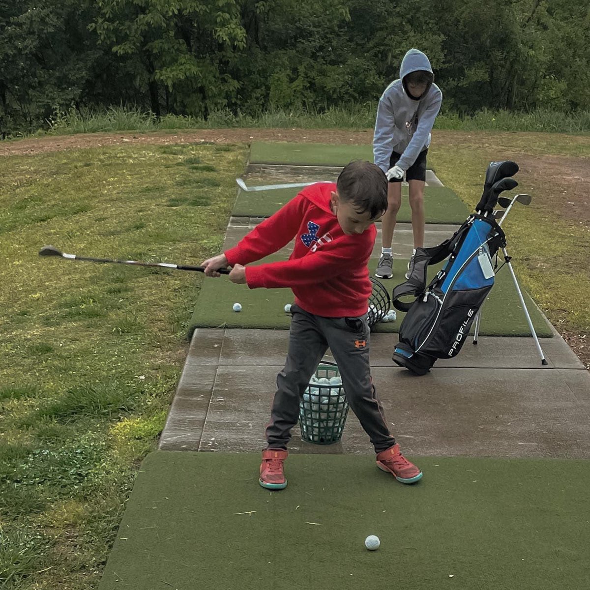 💪🏼🌧️

This weather really thought it had a shot at slowing down The Barn’s juniors. Lol. 

Tipping our cap to Alex and the boys for taking full advantage of every day, getting the range work in no matter the weather! 

#NoDaysOff #KidsPlayFree