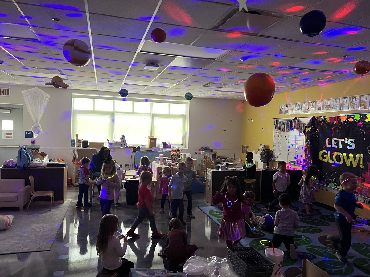 Vesselsprek's tweet photo. Ended the year with a BANG! We celebrated all day long. From celebration practice, to cupcakes and ice cream for our summer birthdays, to our GLOW party. What a fun year it’s been with this crew  #preschoolfun #lastdayofschool 🐯 @MrsDarnell_CTE @MrsWillis_CTE  @WCPS_preschool https://t.co/92Zl4nqxGb