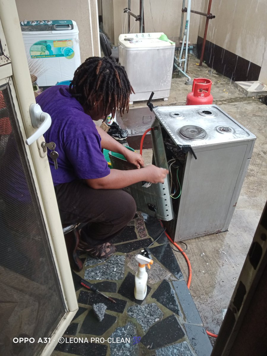 Thickerbody_08's tweet photo. It took me 6 hours to tidy this gas cooker. I personally made sure there was no grease left behind. It has been restored and my clients are pleased with the work . If you have gas cooker that is worse than this , I'm your plug for total restoration. 08038641316 . https://t.co/T6RrKg0auf