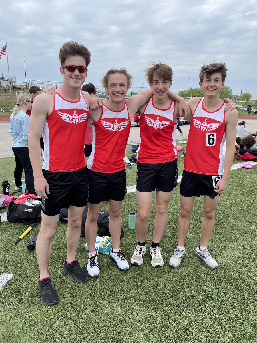 PHHSDistance's tweet image. Who just won the guys 4x800? These dudes! PRs by all! Caden (2:03), Jakob (2:08), Hudson and Tristan (2:12) and team PR of 8:36! Heckuva run, boys! @PH_Track @phhsbxc @WEAEastern