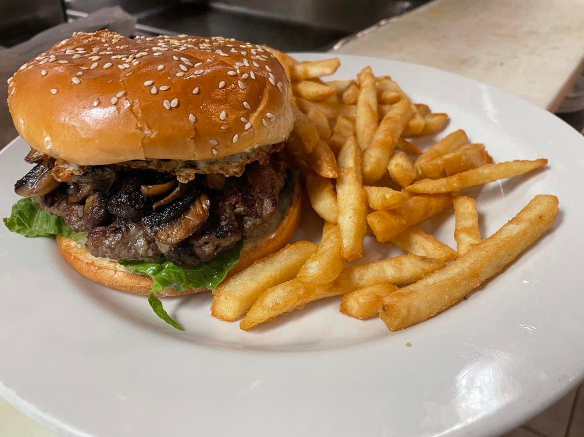Ricanos_'s tweet photo. Nothing hits the spot like good Burger! Though there might not be mushroom for Dessert  🍽🍔🍄🍻 #MEXICANFOOD #WESTLOOP #Americanfood #burgers #ricano https://t.co/XgCP7zjxg2