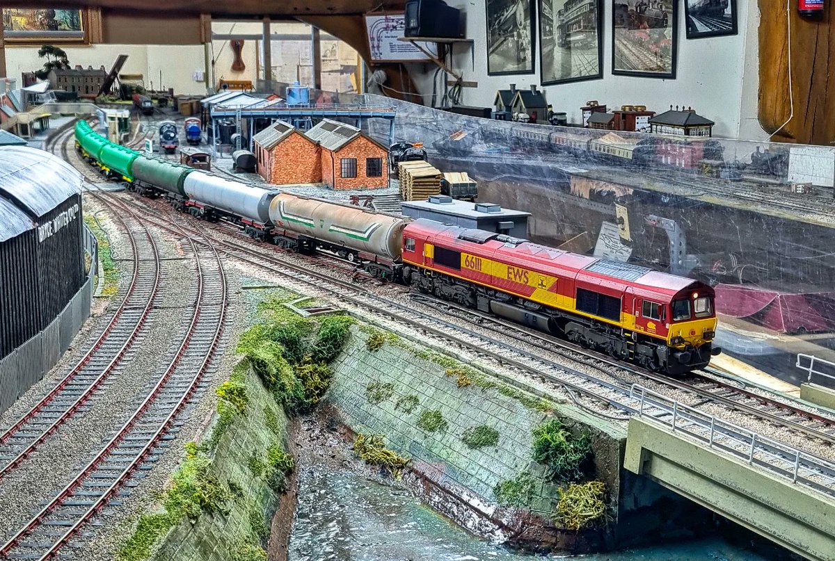 southernmafia1's tweet photo. Recently delivered from Squirrel Rail, 66111 is on the Eastleigh yard to Fawley loaded oil ex-Holybourne, seen passing Redbridge Jnc.
#00gauge #class66 #ews #hattons #model #modeltrain #modelrailway #redbridgewharf #TMRGUK https://t.co/0IIqGIvkO9