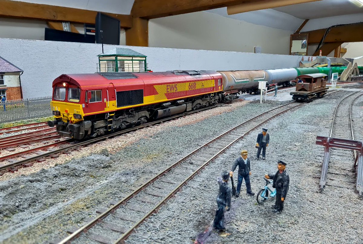 southernmafia1's tweet photo. Recently delivered from Squirrel Rail, 66111 is on the Eastleigh yard to Fawley loaded oil ex-Holybourne, seen passing Redbridge Jnc.
#00gauge #class66 #ews #hattons #model #modeltrain #modelrailway #redbridgewharf #TMRGUK https://t.co/0IIqGIvkO9