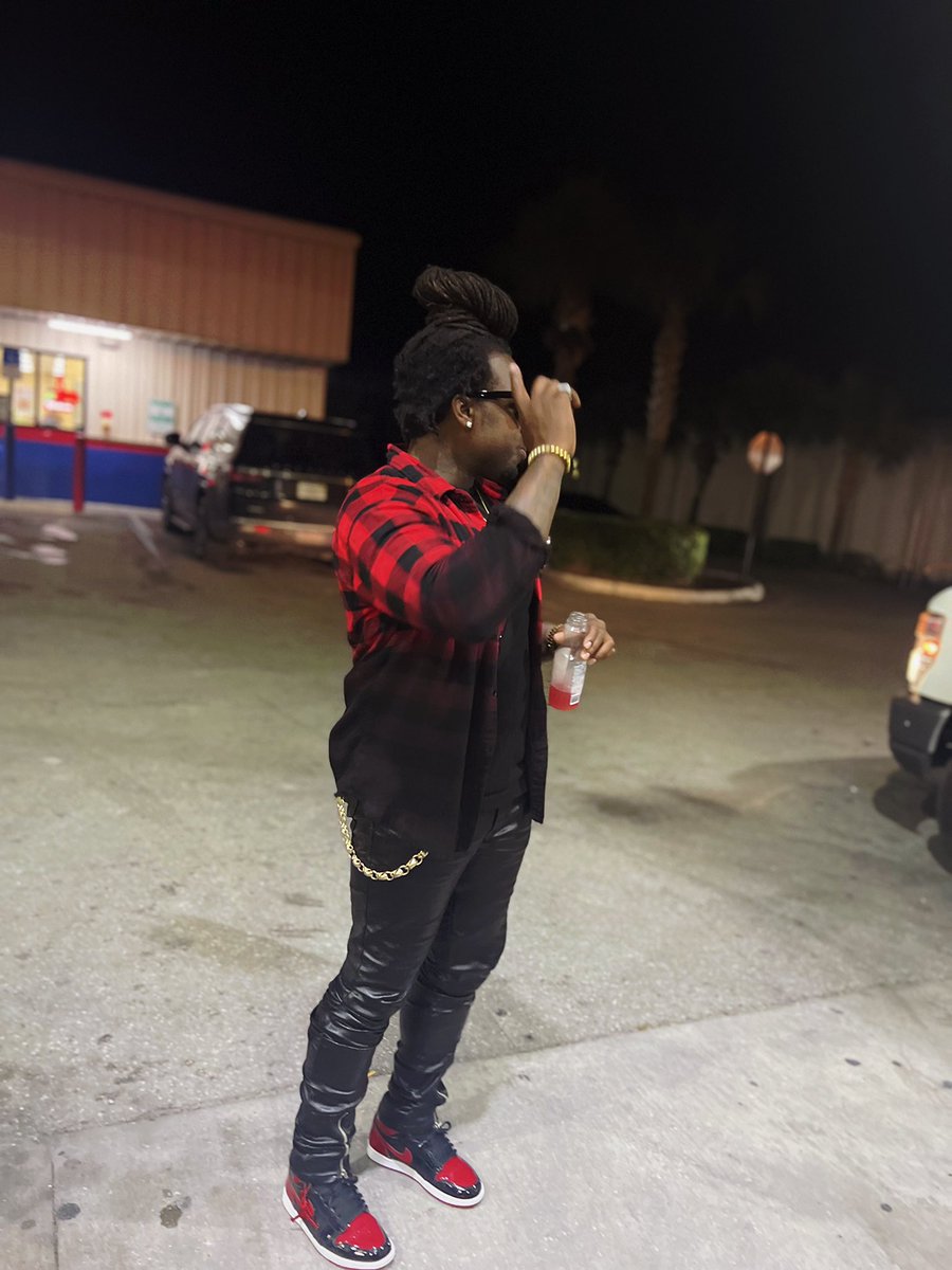 AveStLo's tweet photo. Sum Say Um Handsome Sum Say Um Ugly 💪🏿🍀  #GetchaRollOn https://t.co/fKhIK69cyR
