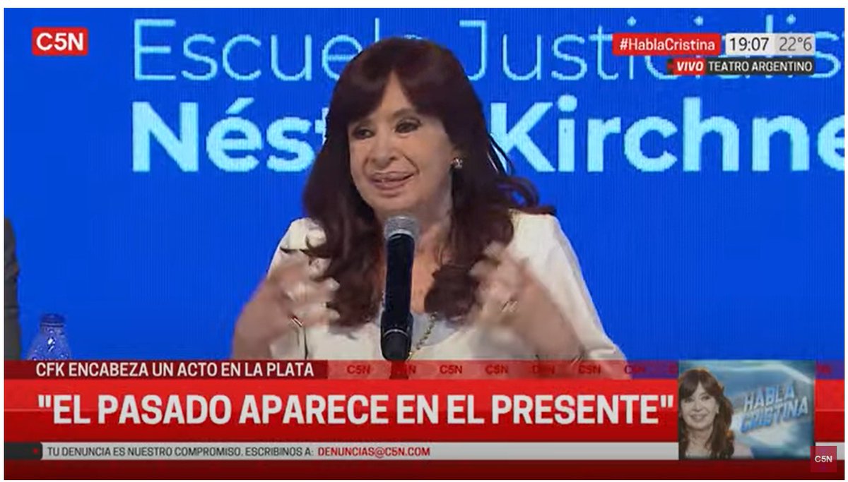 LILIDEOLAVARRIA's tweet photo. "Es imposible discutir presente o futuro, si no sabemos de donde venimos. Estamos discutiendo lo que ya fracasó hace 20 años que fue la dolarización con la convertibilidad" https://t.co/L6gYXB2ECd