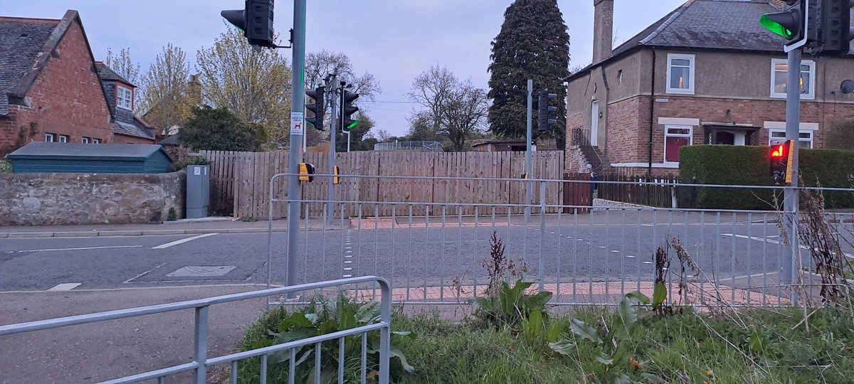 All the people who moan about cycling infrastructure in Edinburgh should come out to Midlothian and visit Gorebridge where they build a crossing and a path and built a fence to block them being used. #PeddleOnParliament @POPScotland #gorebridge @greengorebridge @Kelly_MidSouth