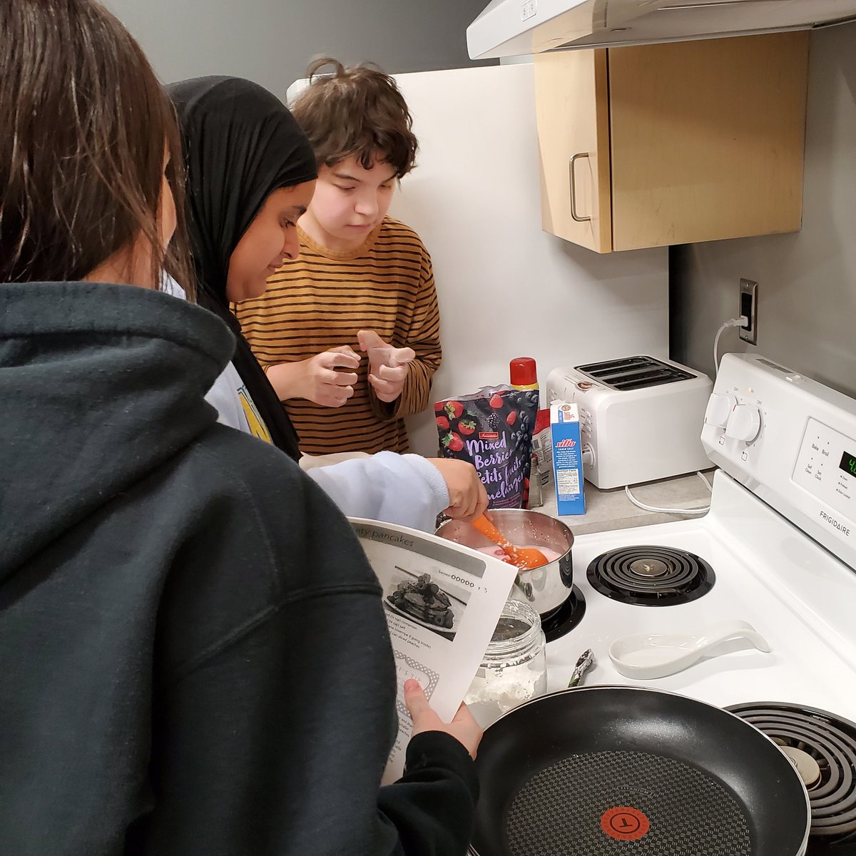 SoniaSovran's tweet photo. Our first cooking club class at @DunnCardinals was a success! On the menu was super fruit pancakes, everyday omellettes, banana-strawberry smoothies - prepped, cooked, and eaten by our own Grade 8 Dunn Chefs  @PureFlavor #FutureLeaders #learningbasicskills #cooking https://t.co/S22N5N7yPp