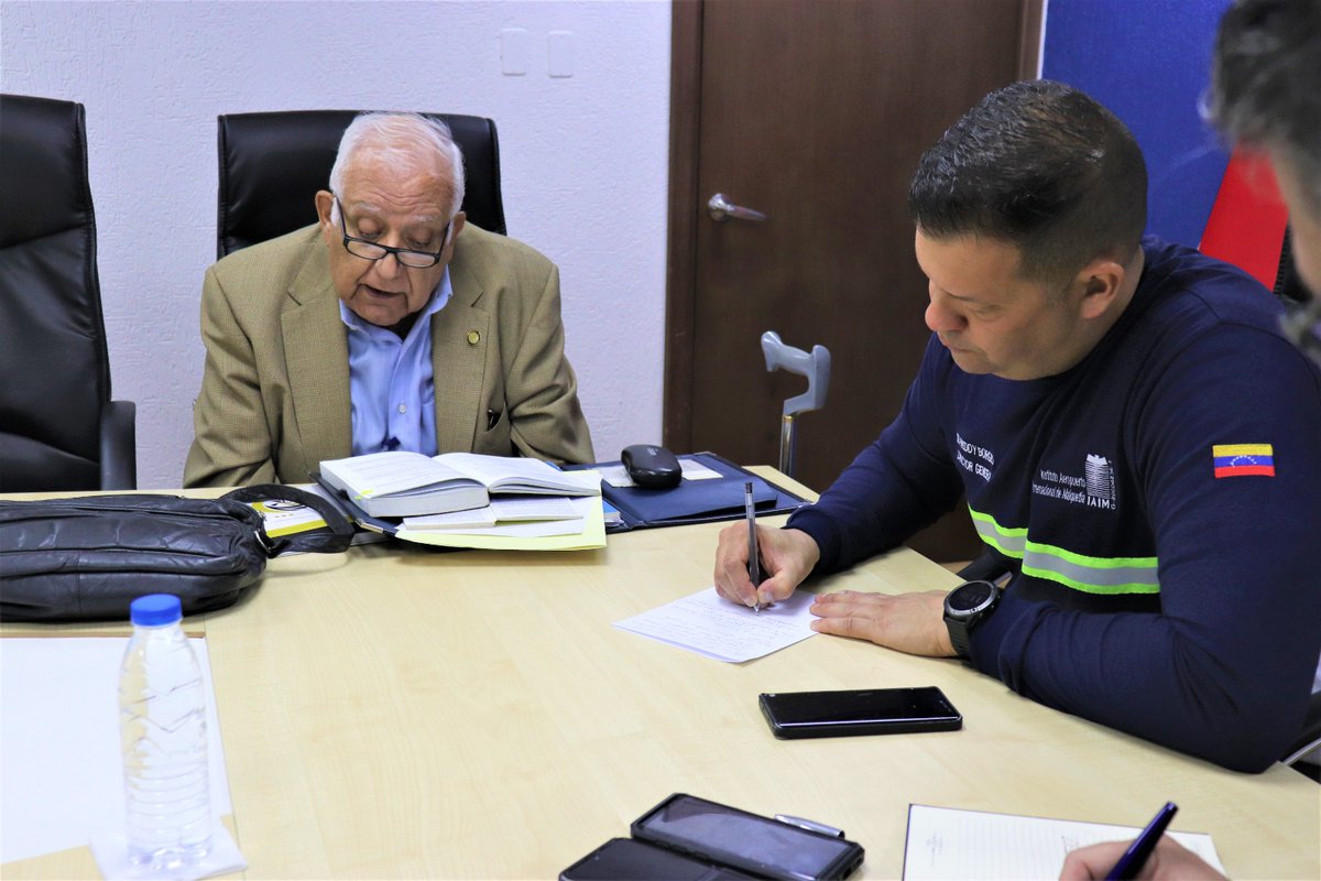 IAIM_VE's tweet photo. #InfoIAIM || El @viceminaereo y DG del IAIM, GB. Freddy Borges, lideró una reunión de trabajo con el Presidente de #CEVETA, Dr. Jorge Álvarez, para discutir propuestas de las líneas aéreas con el fin de mejorar la calidad del servicio prestado a los usuarios del transporte aéreo. https://t.co/vf7TJKCrQ8