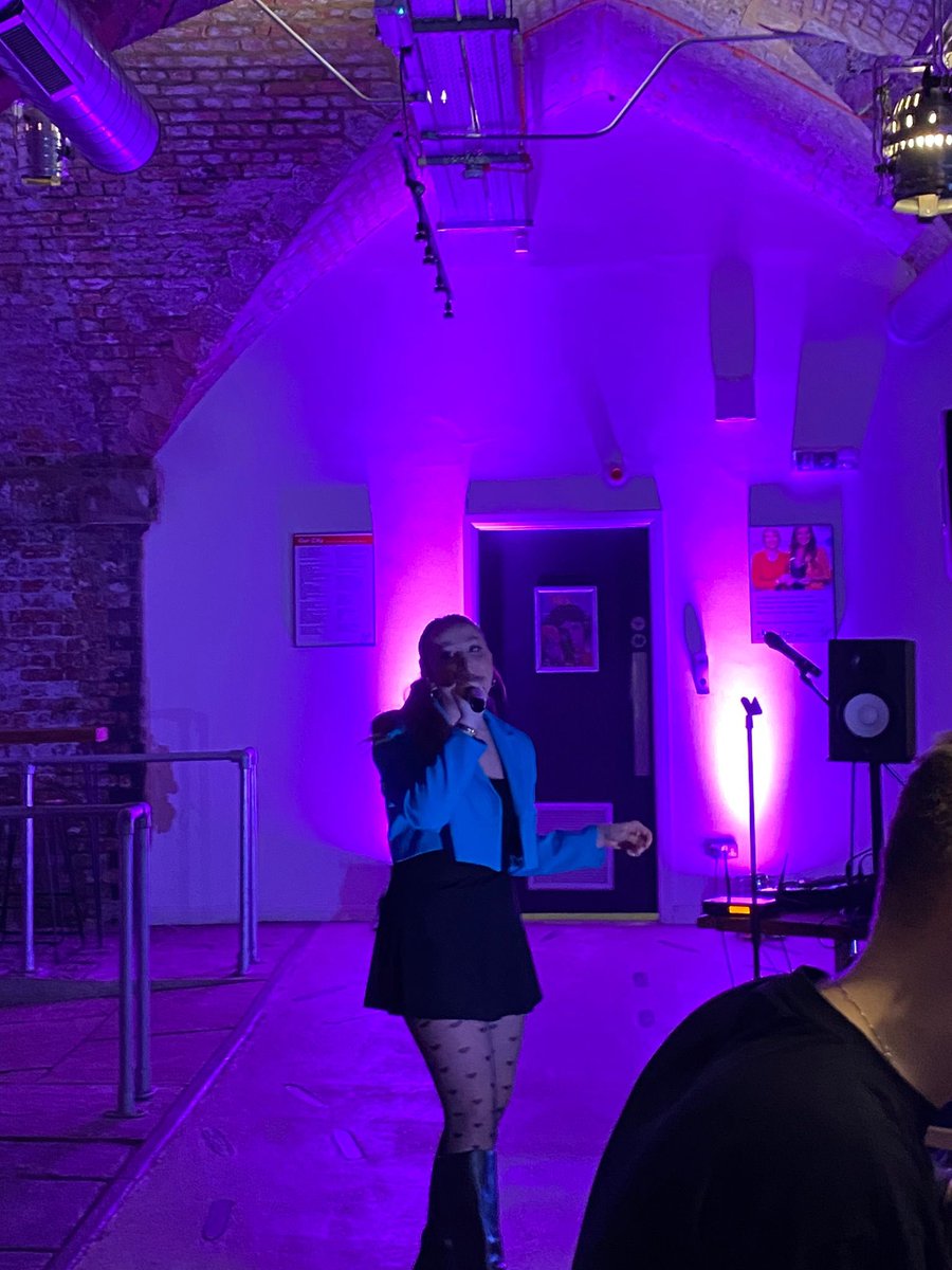 InParallelProd's tweet photo. What a Top night!! 🎉#NoHotAshes @_Peripeteia 💗
Fab script from #JoeHenryEvans, beautifully performed alongside #WillBee 👏
Brilliantly directed by @georgiebaileey #NewYorkNewYork
Followed by a spot of #Pianoke @53two with the amazing @bethlilybanks 🎤 and @richieplayskeys 🎹 https://t.co/o0LqTCmvUb