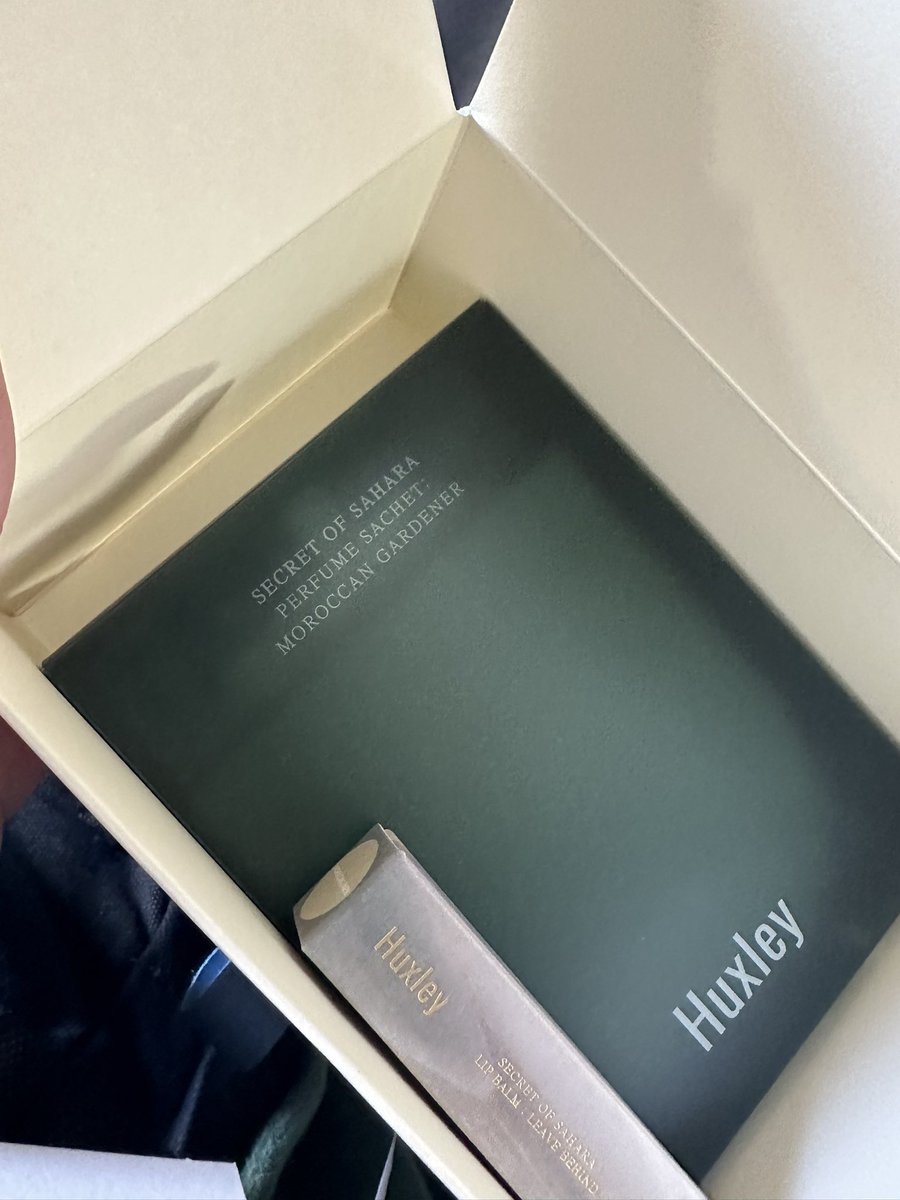 for music bank pre recording for super they gave us a huxley gift box with handcream, lip balm and a perfume sachet!!!