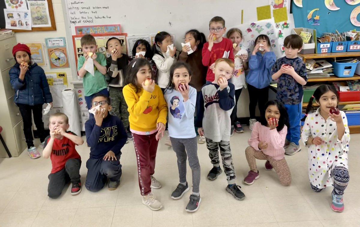 MsPardyNotParty's tweet photo. Grade One Pardy/Smith truly enjoyed our delicious locally-grown apples today! 🍎#GreatBigCrunch #BigCrunch #BuyLocal #BuyLocalNS @rockinghamelem https://t.co/GCXmptg6A6