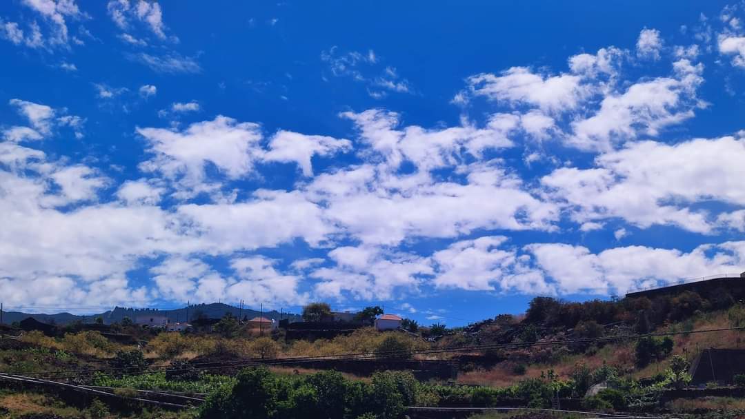 Seguimos, un día más, con tiempo veraniego a final de abril, siendo el valor más elevado el registrado en Tasarte (La Aldea de San Nicolás, Gran Canaria) con una temperatura de 29.1°C.
Formación de altocúmulos y alguna virga, al mediodía de hoy jueves. Municipio de El Paso.