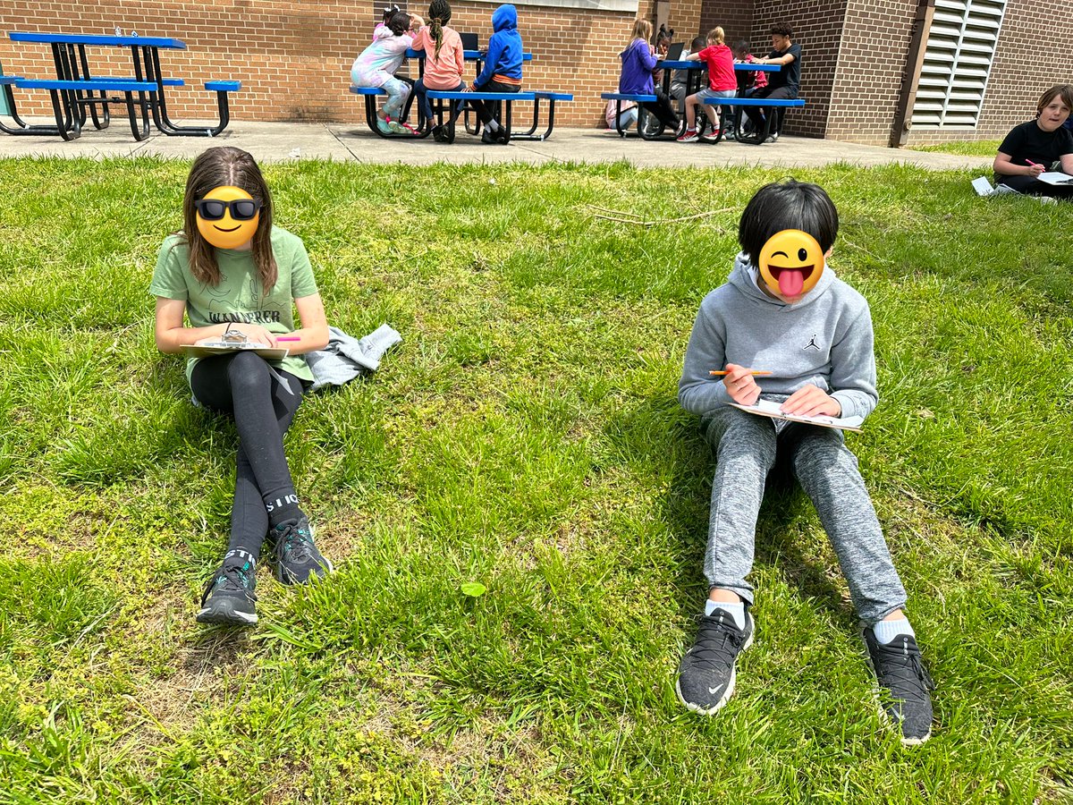 jmathews502's tweet photo. We took advantage of the beautiful weather today &amp; peer reviewed our poems outside ☀️🌷✏️ 

We can’t wait to put the finishing touches on our “Where I’m From” poems after reading &amp; analyzing KY native @alreadylily’s original 🥰 https://t.co/LXSoUF8rVH