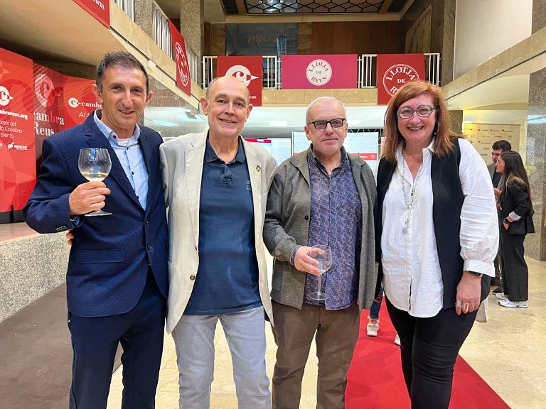 ReusEnMoviment's tweet image. 🥂 Felicitats per aquests 1️⃣5️⃣ anys de trajectòria de 💻🗞️#ReusDigital.cat i molta força i empenta per aquesta nova etapa 🙌🏻

🎉 Enhorabona a tot l'equip de ReusDigital x la feina ben feta 👏

#reusdigital
@ReusEnMoviment
@MovEsquerresCat