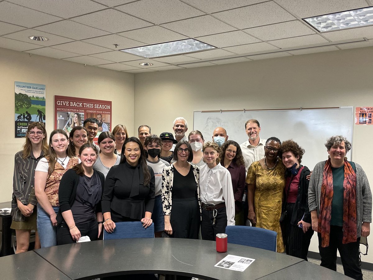 Sheng_Thao51's tweet photo. I had the pleasure of meeting with our Oakland Climate Fellows to discuss ongoing projects making Oakland a more resilient place when it comes to climate change. I am thrilled to be working collaboratively with these amazing leaders to move the needle on this important issue. https://t.co/DQiL3Xu4av