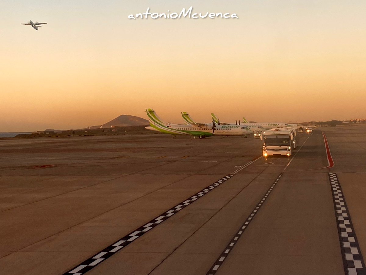 IbroSecoyCo's tweet photo. Amanecer en el Aeropuerto de Gran Canaria, Gando. 
@BinterCanarias @aena #volandoconbinter https://t.co/Tdequf2t4P