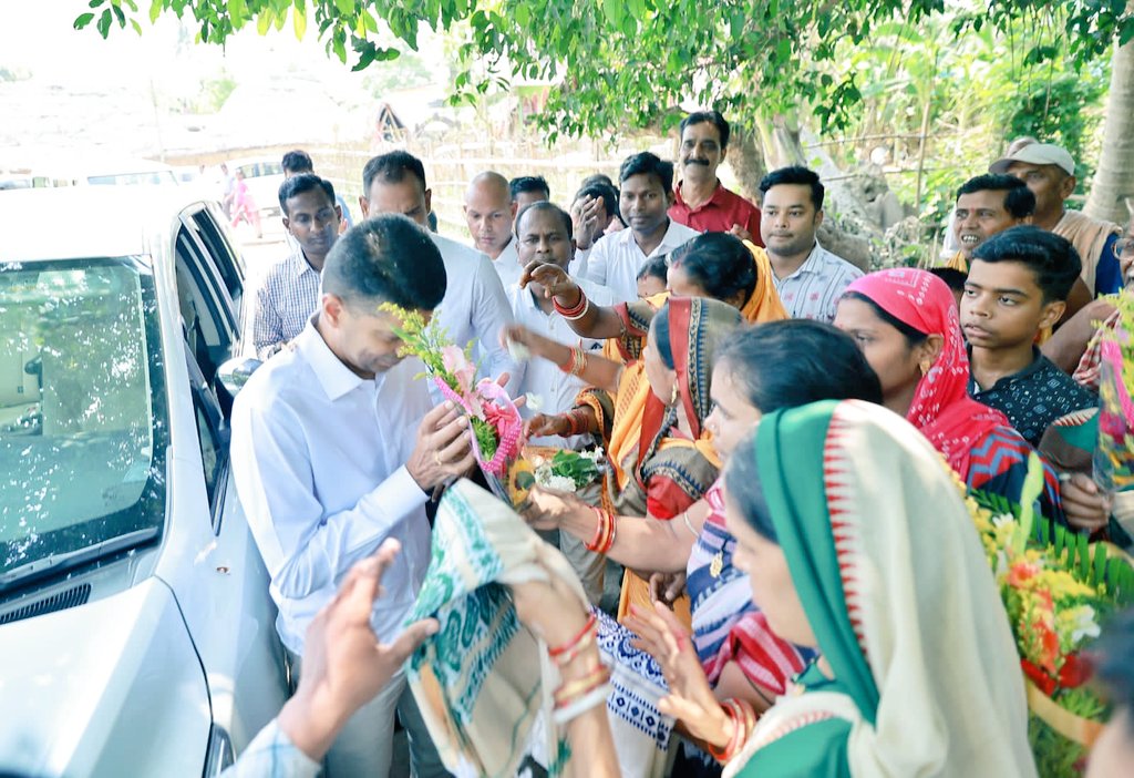 KendraparaAdh's tweet photo. We are honoured to have Sri V.K Pandian, Secretary 5T  at CFC SANKALP Kendrapara Project at Jajang &amp; Utkal Grameen PG at Golarhat,Derabish.  He interacted with the artisans and appreciated the products developed by them. @CMO_Odisha @Vkpandianfancl1 @HTH_Odisha @DhciOdisha https://t.co/d9wAMAauWe