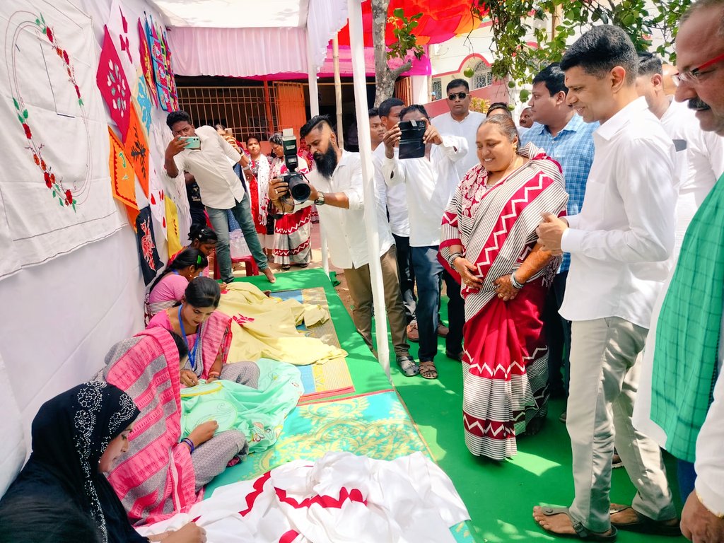 KendraparaAdh's tweet photo. We are honoured to have Sri V.K Pandian, Secretary 5T  at CFC SANKALP Kendrapara Project at Jajang &amp; Utkal Grameen PG at Golarhat,Derabish.  He interacted with the artisans and appreciated the products developed by them. @CMO_Odisha @Vkpandianfancl1 @HTH_Odisha @DhciOdisha https://t.co/d9wAMAauWe