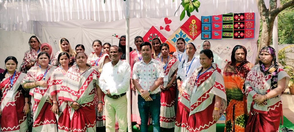 KendraparaAdh's tweet photo. We are honoured to have Sri V.K Pandian, Secretary 5T  at CFC SANKALP Kendrapara Project at Jajang &amp; Utkal Grameen PG at Golarhat,Derabish.  He interacted with the artisans and appreciated the products developed by them. @CMO_Odisha @Vkpandianfancl1 @HTH_Odisha @DhciOdisha https://t.co/d9wAMAauWe