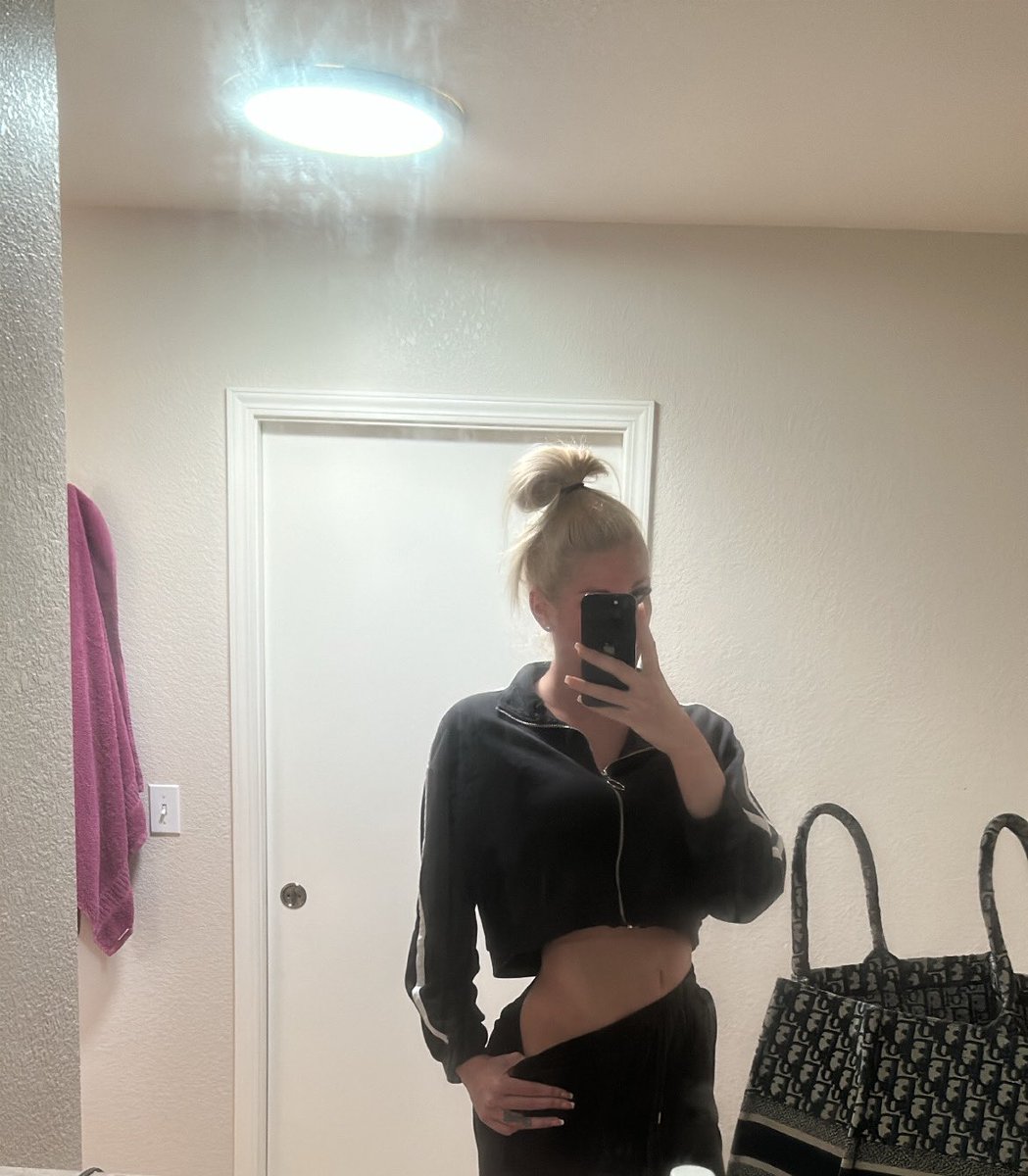 Tiara Tae on Twitter "Getting ready for worky poo🥰🥰🥰"