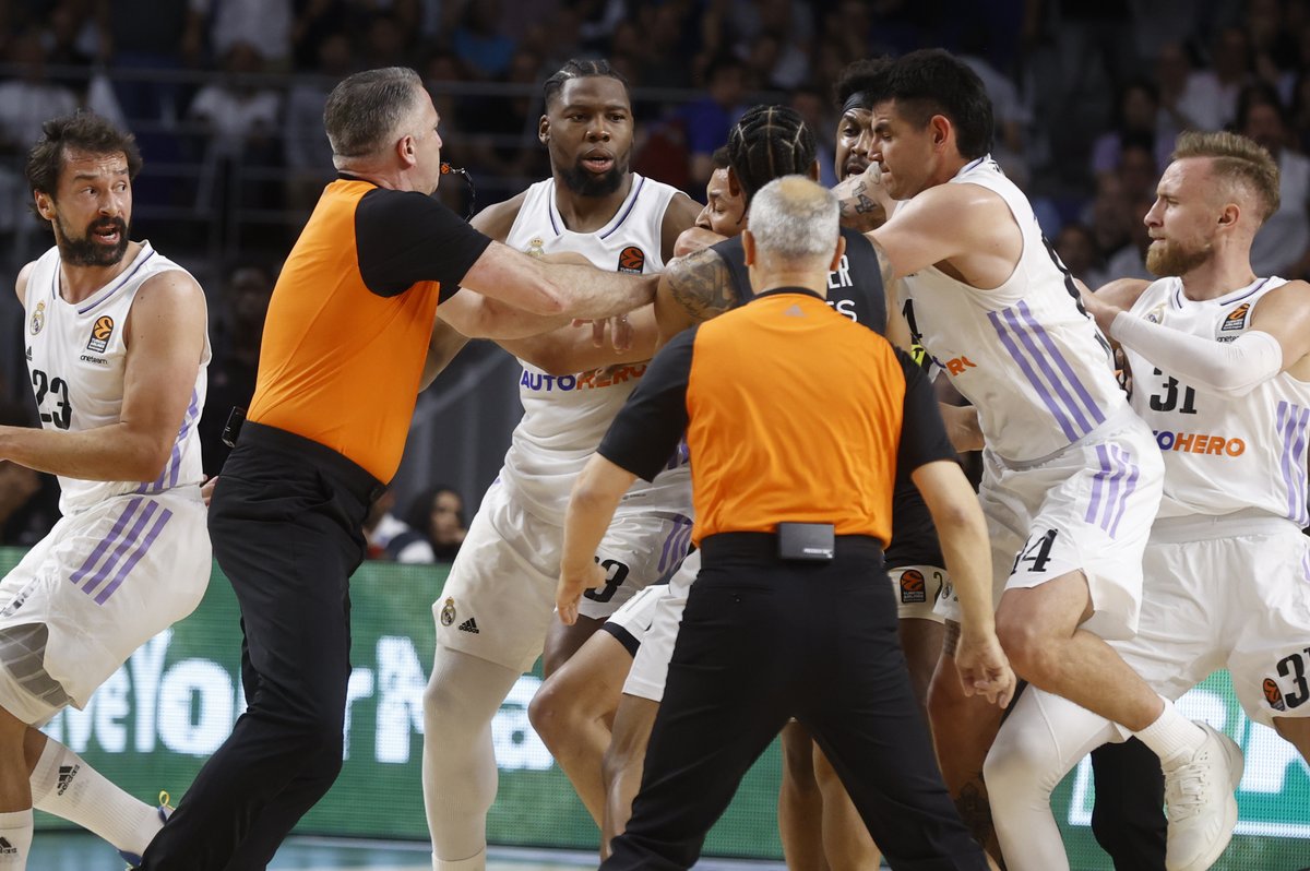 relevo's tweet photo. La batalla campal deja... ¡21 descalificados!

📌 La Euroliga publicó la resolución de la pelea en el WiZink Center: diez descalificantes a jugadores del Real Madrid y once del Partizan.

📌 Solo se salvan Llull, Poirier y Leday. https://t.co/elCRlp594g