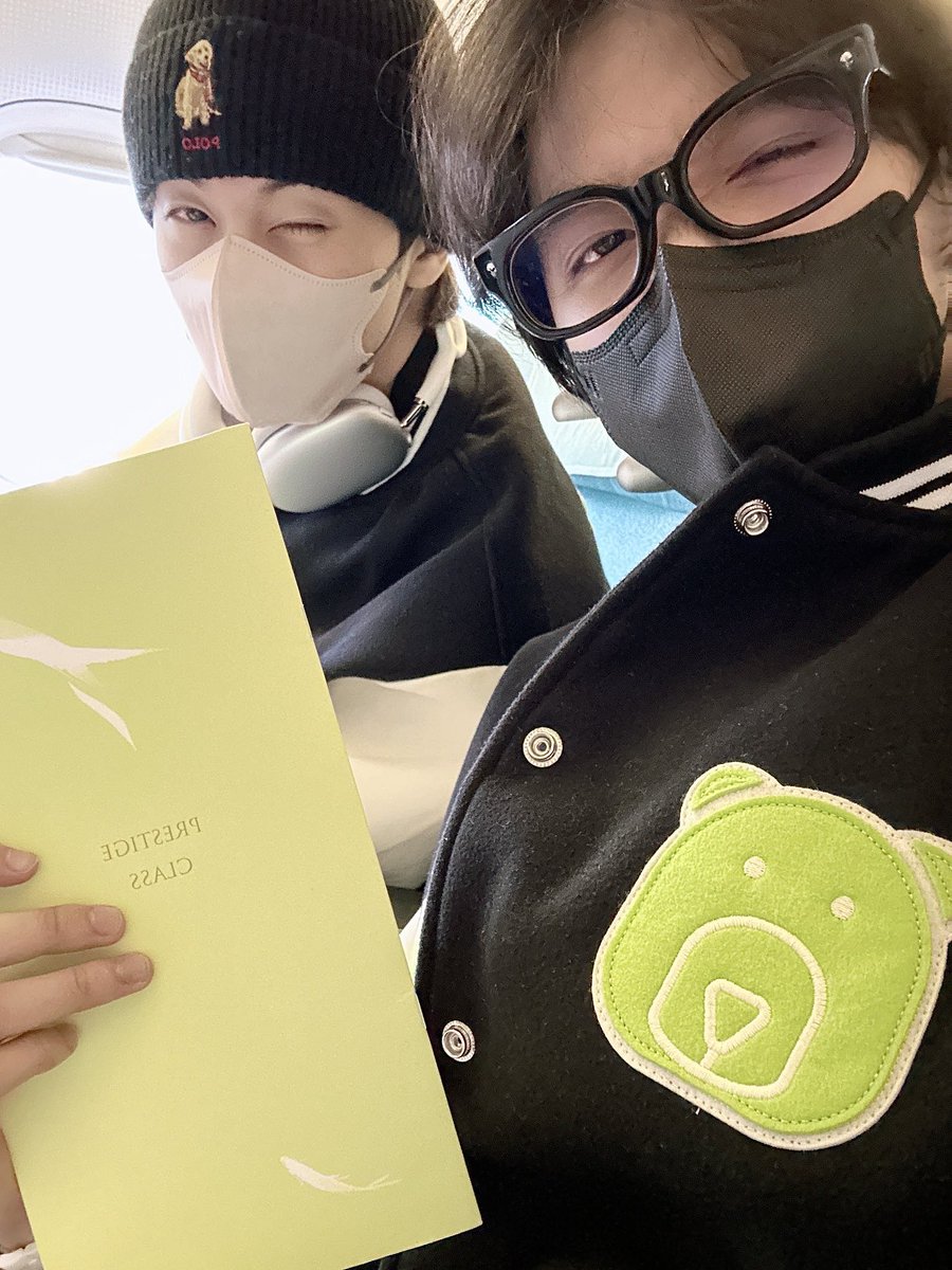 Ieemarkees's tweet photo. mark and haechan selcas oh my god https://t.co/RilgikWzzI