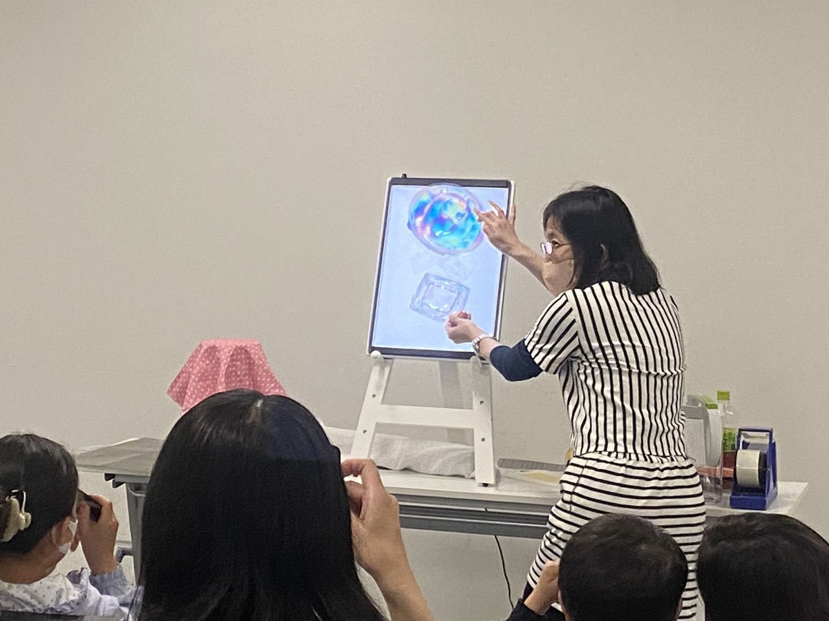 doyascience's tweet photo. 続き→　演目は「見える！見えない！？ふしぎなステンドグラス！」光のふしぎをうまく使うと、ただの透明なお弁当のフタなのに、一瞬で、鮮やかにカラフルになるんです！（亜）　続く→ https://t.co/DvL6omLpuI