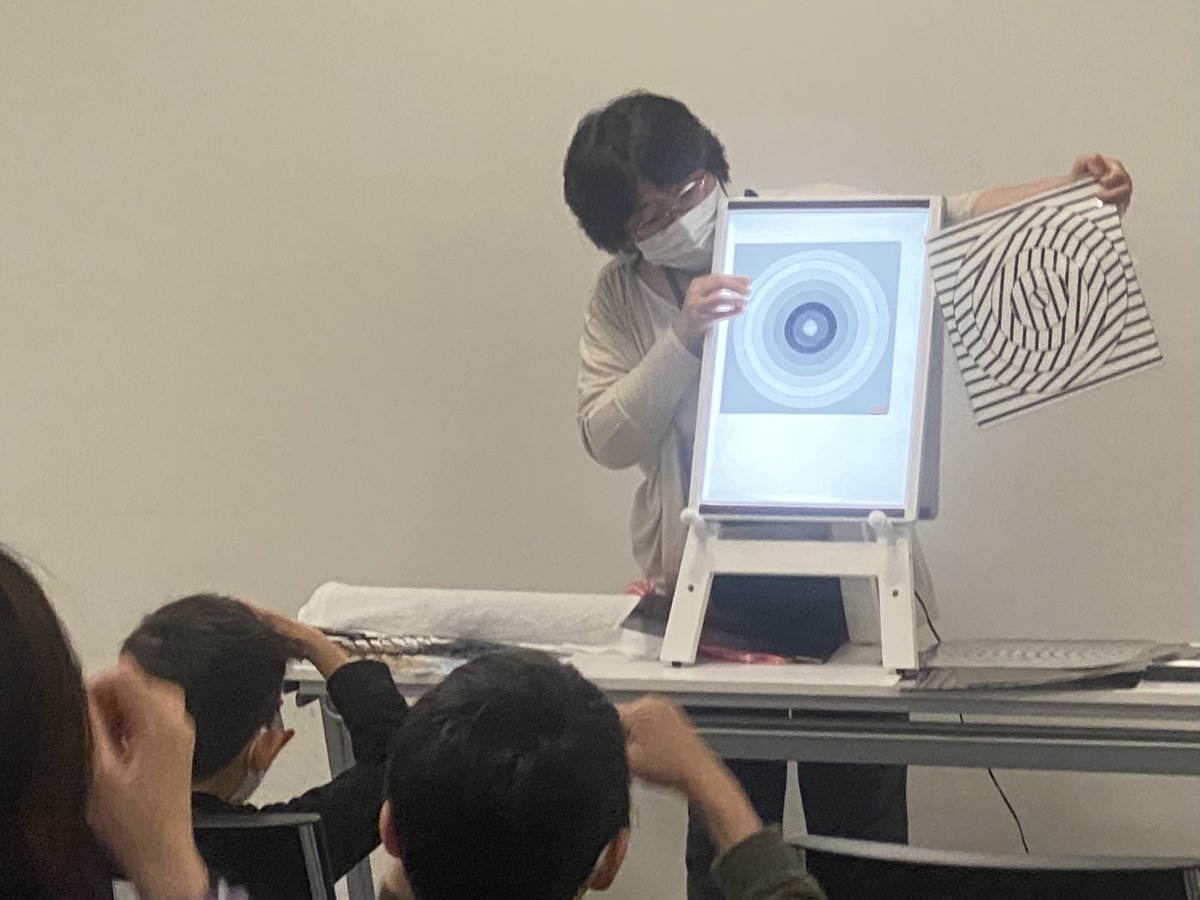 doyascience's tweet photo. 続き→　こちらは輪っか。広がったり、縮んだり、大勢で一緒に見ていても、ひとりひとりが自由自在に操れる、とってもふしぎな輪っかです。（亜）　続く→ https://t.co/lya9Tlhymi