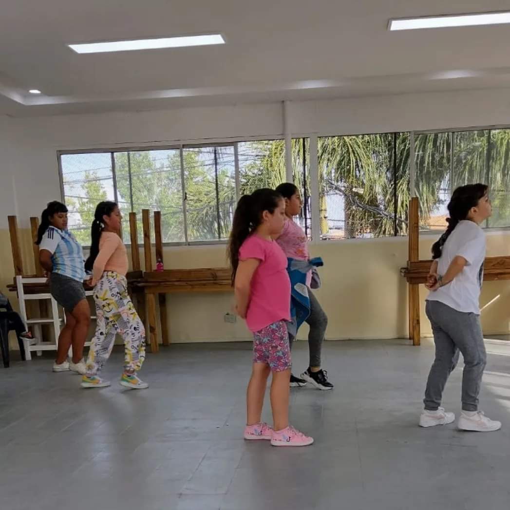 vivientigre's tweet photo. #Hoy !Clase de reggaeton y danza urbana  para niños ( de 10 o + ) y adolescentes dirigido por Dani Casui !! En nuestro Centro Cultural San José Tábanos 

Felicitaciones, chicos !! 

@ZamoraJulio https://t.co/CmSHMSBMyM