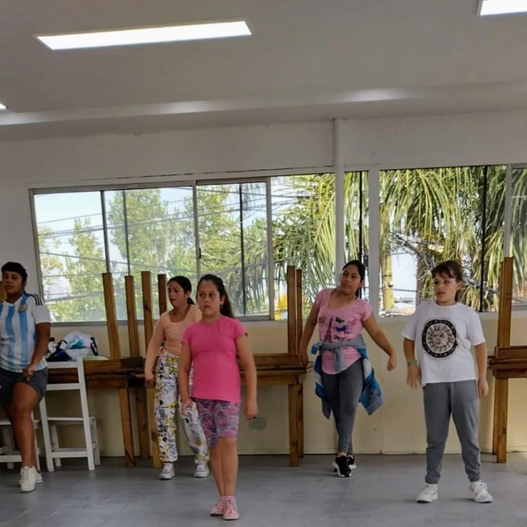 vivientigre's tweet photo. #Hoy !Clase de reggaeton y danza urbana  para niños ( de 10 o + ) y adolescentes dirigido por Dani Casui !! En nuestro Centro Cultural San José Tábanos 

Felicitaciones, chicos !! 

@ZamoraJulio https://t.co/CmSHMSBMyM