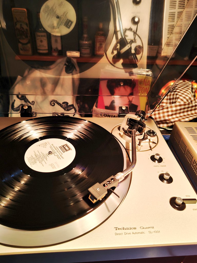 昨日はシーナ・イーストンの誕生日と言う事で、彼女の日本と他、数ヶ国以外は未発売だったアルバム、ノーサウンドバットアハートを聴いてる…
卓越したバラードを堪能出来る１枚…
#アナログレコード
#中古レコード
#SheenaEaston
#nosoundbutaheart
#vinyl
#record