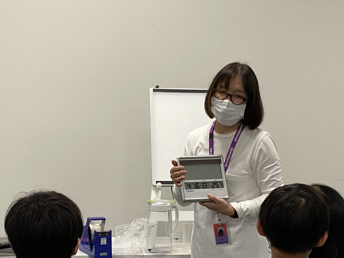 doyascience's tweet photo. 続き→　いま何時？！時計がおかしなことに！プラスチック製品から液晶画面まで、身近なものを光のふしぎで楽しんでもらった体験型サイエンスショーでした✨（亜）（おしまい） https://t.co/rhDCv00paY