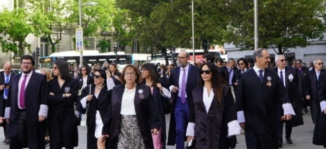MaiaRoman's tweet photo. Hoy más que nunca, la Abogacía de España se une en una sola voz para defender la dignidad de nuestra profesión. La #MareaNegra es un símbolo de nuestra lucha contra la precarización, la falta de reconocimiento y los ataques a nuestro derecho a conciliar que sufrimos a diario los abogados, especialmente los que prestan el servicio de #turnodeoficio.

La crisis de la Administración de Justicia en España es una realidad que afecta no solo a la Abogacía, sino a toda la ciudadanía. Es hora de que las autoridades tomen medidas concretas para solucionar estos problemas y garantizar el acceso a la justicia de calidad para todos.

¡NO SOMOS ESCLAVOS, SOMOS ABOGADOS!

#abogaciaunida #JusticiaParaTodos