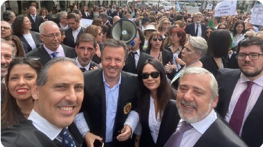 MaiaRoman's tweet photo. Hoy más que nunca, la Abogacía de España se une en una sola voz para defender la dignidad de nuestra profesión. La #MareaNegra es un símbolo de nuestra lucha contra la precarización, la falta de reconocimiento y los ataques a nuestro derecho a conciliar que sufrimos a diario los abogados, especialmente los que prestan el servicio de #turnodeoficio.

La crisis de la Administración de Justicia en España es una realidad que afecta no solo a la Abogacía, sino a toda la ciudadanía. Es hora de que las autoridades tomen medidas concretas para solucionar estos problemas y garantizar el acceso a la justicia de calidad para todos.

¡NO SOMOS ESCLAVOS, SOMOS ABOGADOS!

#abogaciaunida #JusticiaParaTodos