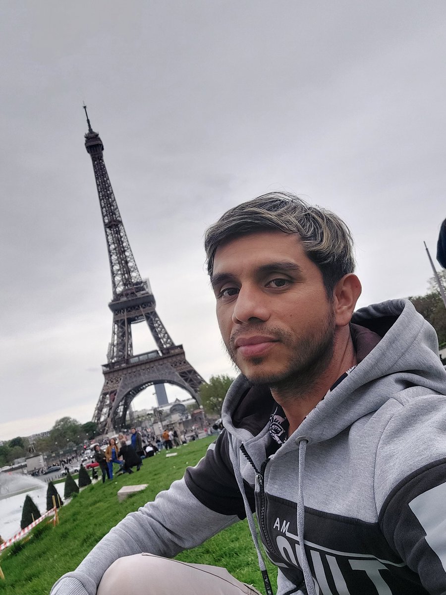 UpcVasquez's tweet photo. #TorreEiffel #ParísFrancia #HakunaMatata 😉😉😉 https://t.co/OX4pV6e52z