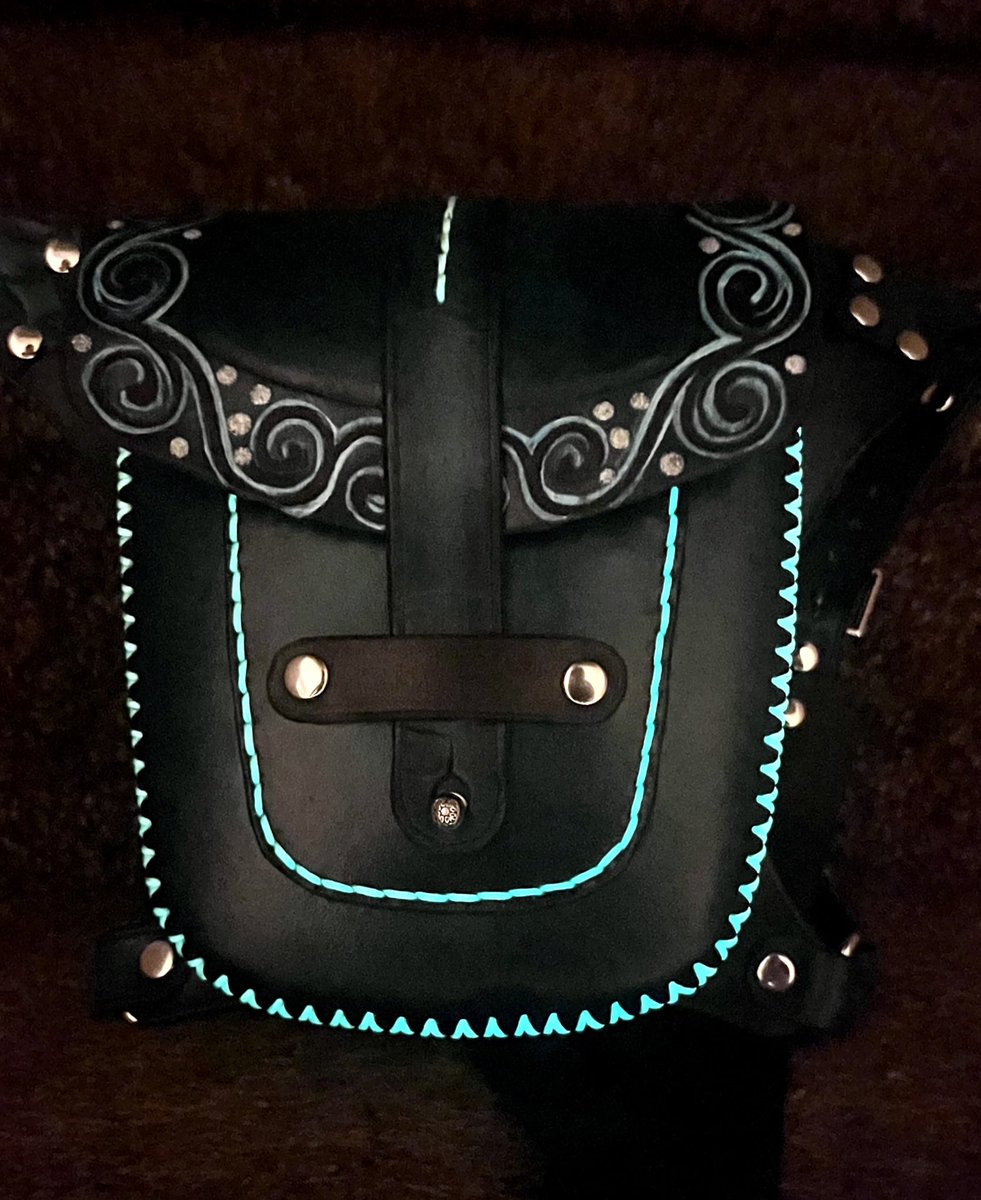 RumwoodLeather's tweet image. New bag finished! 

#leather #leathercraft #hipbag