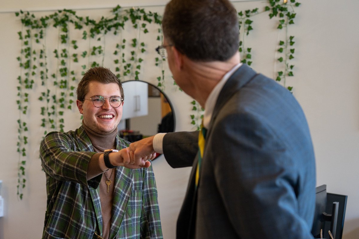 CallMeADuck's tweet photo. Incoming President Scholz stopped by the ASUO suite today to meet with students and learn more about what it’s like to be a Duck. 💚🦆 #CallMeADuck https://t.co/ECGuDov5GC
