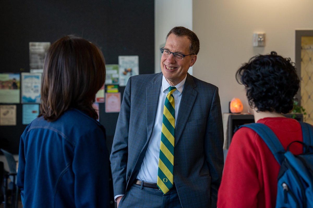 CallMeADuck's tweet photo. Incoming President Scholz stopped by the ASUO suite today to meet with students and learn more about what it’s like to be a Duck. 💚🦆 #CallMeADuck https://t.co/ECGuDov5GC