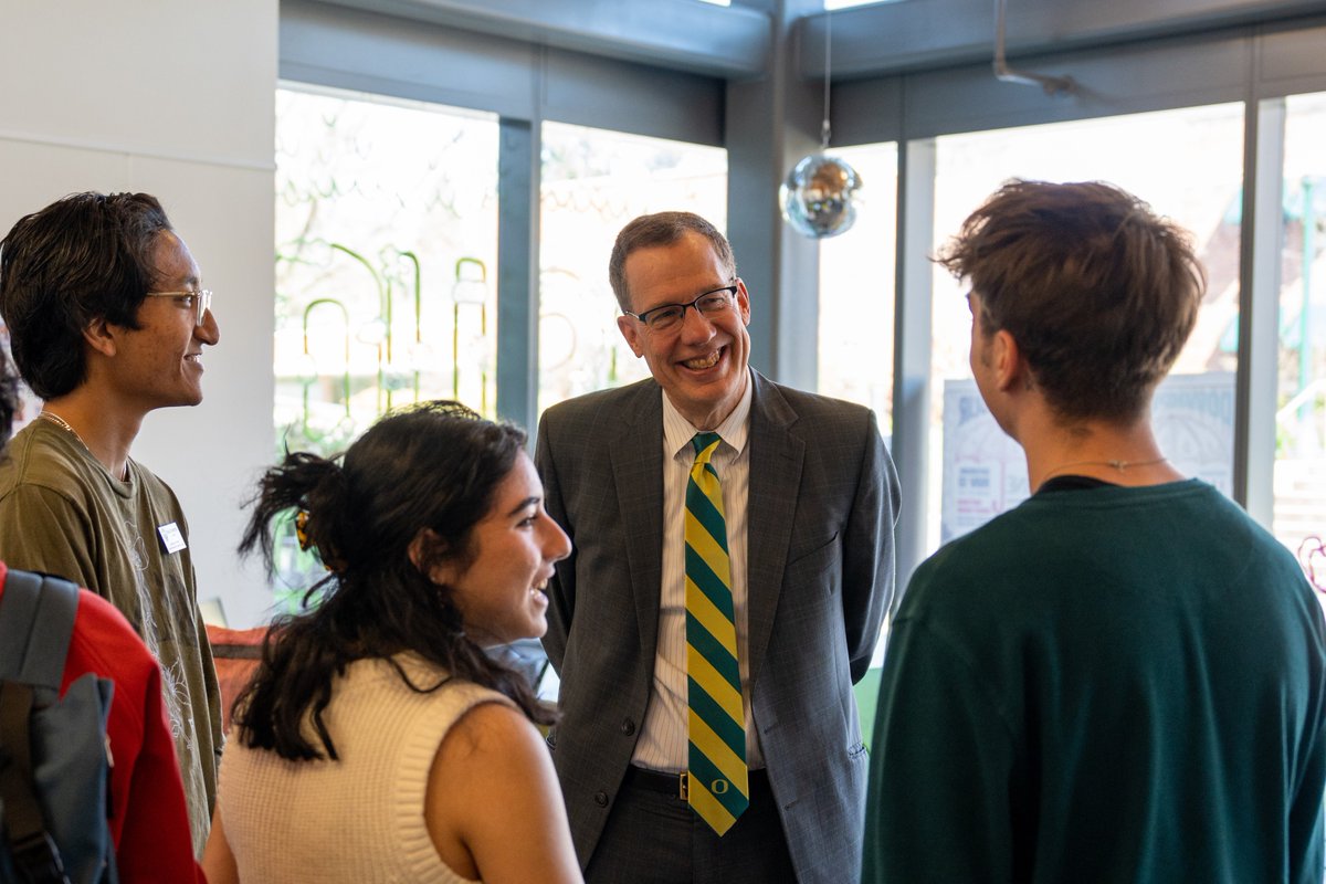 CallMeADuck's tweet photo. Incoming President Scholz stopped by the ASUO suite today to meet with students and learn more about what it’s like to be a Duck. 💚🦆 #CallMeADuck https://t.co/ECGuDov5GC