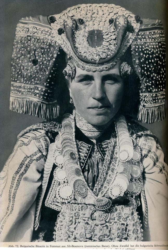 MihailNikoloff's tweet photo. Banat Bulgarian Headdress, "Bulgarian farmers in old Besonova (Romanian Banat). Undoubtedly, the pleasure is enormous from Bulgarian jewelry." 
- That's what the text under this old German photograph says. #Banat #Bulgarians #Romania #German #Besenov #Arad #Vinga https://t.co/xlmJZnZ6pr