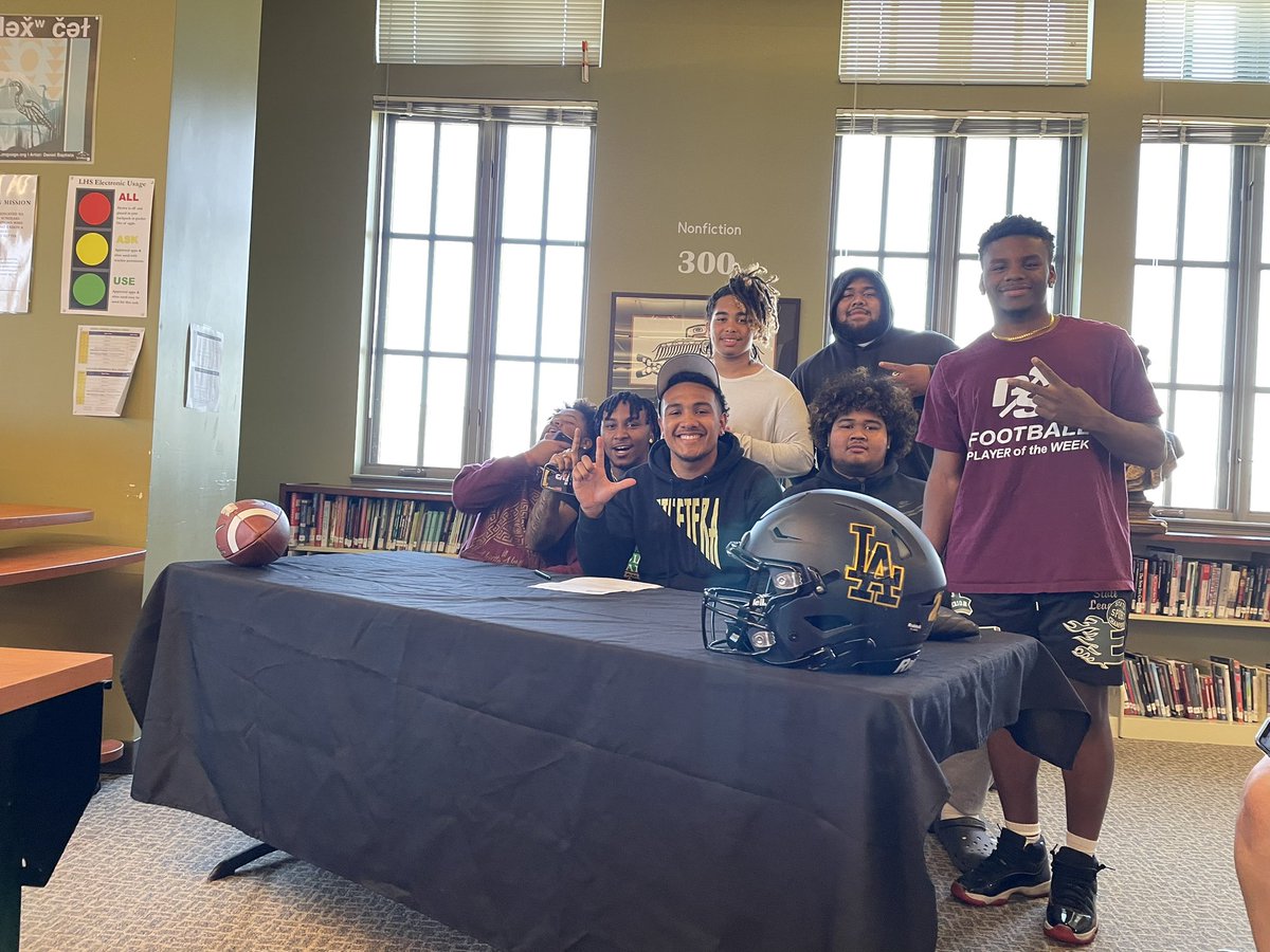 football_abes's tweet photo. Congrats to our 3 seniors who signed today at our third signing day for this great class of 2023. 
John John Nelson - UPS
Daniel Wani - UPS
Drake Granberry - Shasta College

#LincolnDNA https://t.co/DNsq7NhKCH