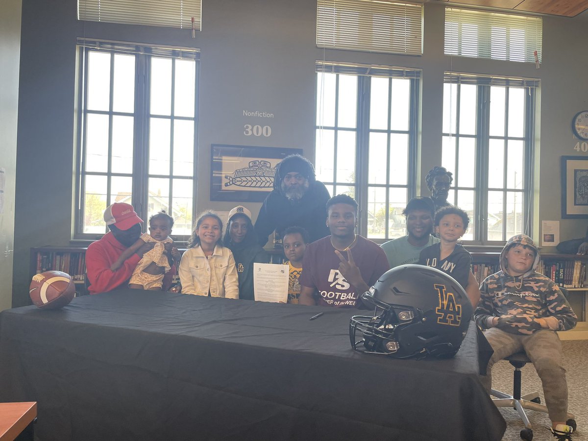 football_abes's tweet photo. Congrats to our 3 seniors who signed today at our third signing day for this great class of 2023. 
John John Nelson - UPS
Daniel Wani - UPS
Drake Granberry - Shasta College

#LincolnDNA https://t.co/DNsq7NhKCH
