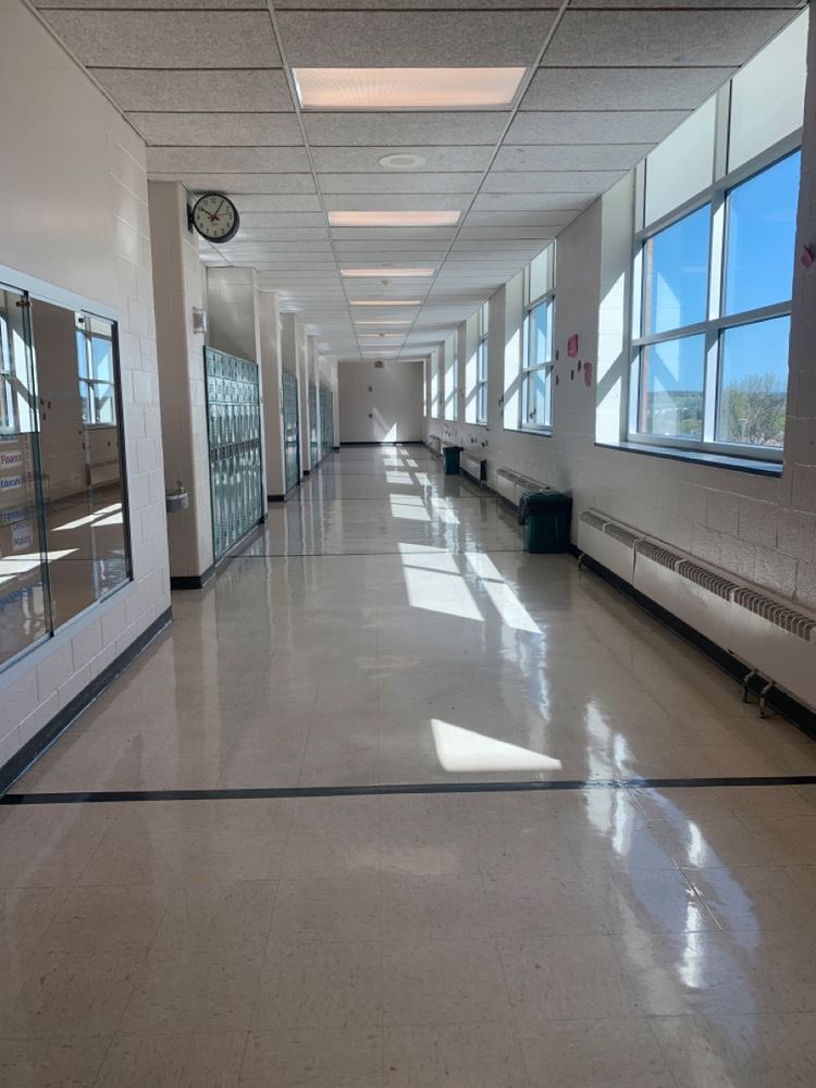 SnowlandSchool's tweet photo. Pasillo del segundo piso. https://t.co/sPmRk6HZ1p