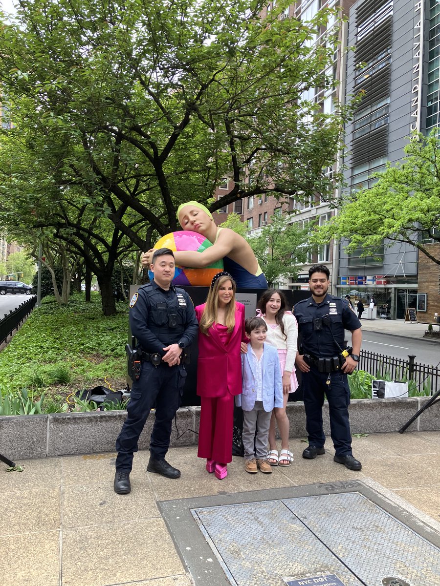 NYPD17Pct's tweet photo. Our ⁦@NYPD17Pct⁩ Neighborhood Coordination Officers (NCO) had the pleasure of meeting Carole Feuerman the creator of the newest works of art now on display on Park Ave from E34 st to E39 st. We hope you can all come to enjoy these wonderful new displays. https://t.co/poIqU9xHjg