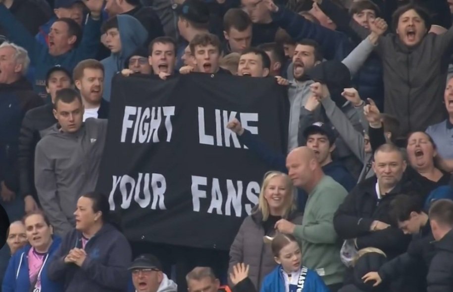 Ffans Everton yn gynghaneddu wrth lithrio i relegation.